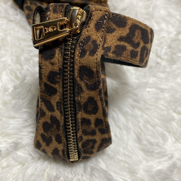 Good American Square Top Leopard Print Sandals with Chain Detail - Picture 7 of 8